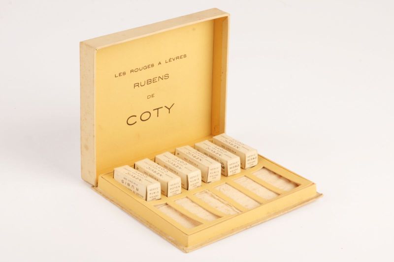 "LES ROUGES A LEVRES RUBENS DE COTY" et 6 rouges pour les lèvres de remplacement Coty "NERVIC" ; © Audrey BONNET
