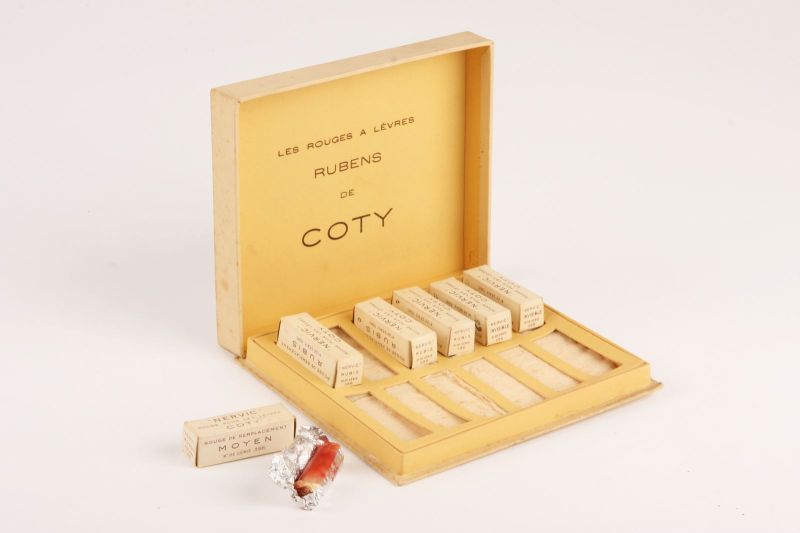 "LES ROUGES A LEVRES RUBENS DE COTY" et 6 rouges pour les lèvres de remplacement Coty "NERVIC" ; © Audrey BONNET