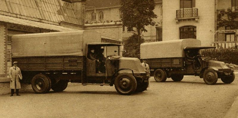 Usines COTY. Un fourgon de livraison Paris - deux des camions du service "exportation"