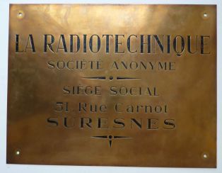 Plaque du siège social de La Radiotechnique à Suresnes