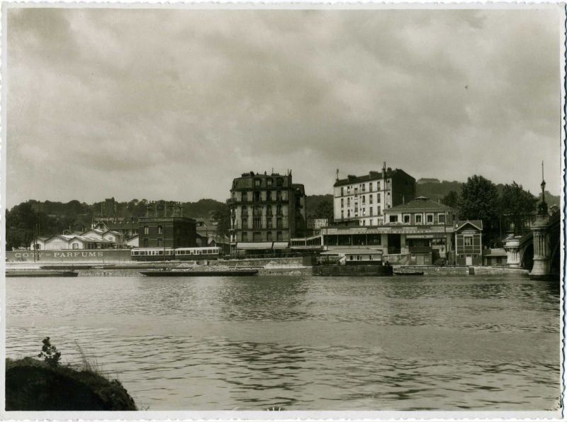 Vue du Mont Valérien et de Suresnes prise du bois de Boulogne - juin 1932