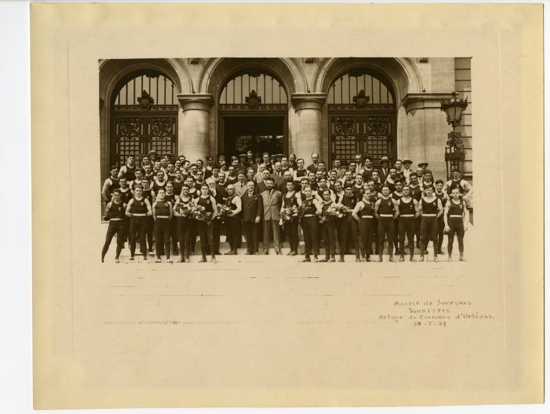 Groupe des touristes de Suresnes. Retour du concours d'Orléans du 26 mai 1929