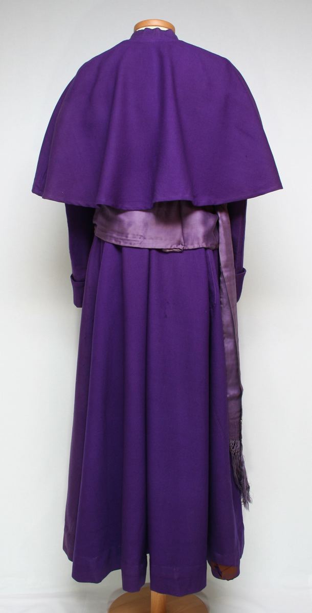 costume ecclésiastique (ensemble) ; soutane (1) ; ceinture (1) ; calotte (1) ; croix pectorale (1) ; paire de gants (1)