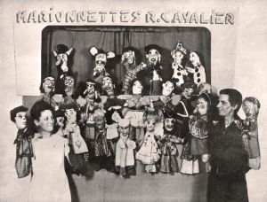 Raymond et Sonia CAVALIER devant leur castelet de marionnettes