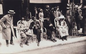 Fig. 1 : “Sem, Helleu, Boldini et Coco Chanel, à Deauville”, 1912, photographie, Bayonne, musée Bonnat-Helleu ; © Bayonne, musée Bonnat-Helleu / cliché A. Vaquero