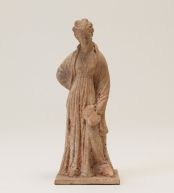 Grèce, époque hellénistique, "Figurine féminine" ; © Bayonne, musée Bonnat-Helleu / cliché A. Vaquero ; © Bayonne, musée Bonnat-Helleu / tous droits réservés