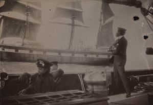 "Paul César Helleu contemplant un voilier depuis son yacht", photographie, Bayonne, musée Bonnat-Helleu ; © Bayonne, musée Bonnat-Helleu / cliché A. Vaquero