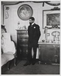 Fig. 2 : “Paul César Helleu dans ses appartements”, vers 1890, photographie, Bayonne, musée Bonnat-Helleu ; © Bayonne, musée Bonnat-Helleu / cliché A. Vaquero