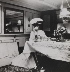 Fig. 1 : “Madame Helleu prenant le thé à bord de “L’Étoile””, vers 1904, photographie, Bayonne, musée Bonnat-Helleu ; © Bayonne, musée Bonnat-Helleu / cliché A. Vaquero