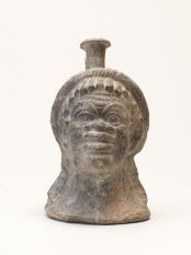 Vase en forme de tête négroïde ; © Bayonne, musée Bonnat-Helleu / cliché A. Vaquero