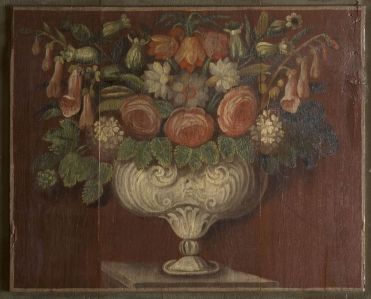 Vase de fleurs sur un socle, vue de trois quarts gauche