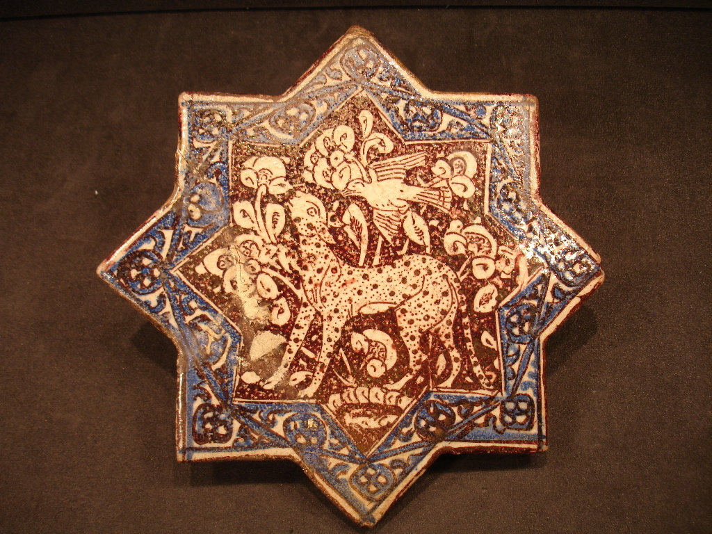 Carreau en étoile à décor de” guépard et frise géométrique