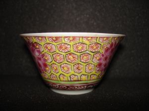 tasse figurant 3 fleurs séparées par des motifs décoratifs hexagonaux