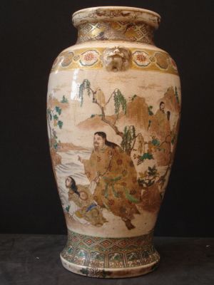 grand vase représentant un paysage avec des personnages