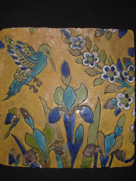 plaque de faïence représentant oiseaux et fleurs