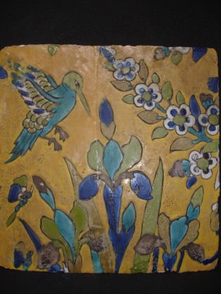 plaque de faïence représentant oiseaux et fleurs ; © Patricia Saint Hubert