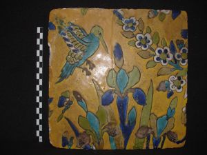 plaque de faïence représentant oiseaux et fleurs