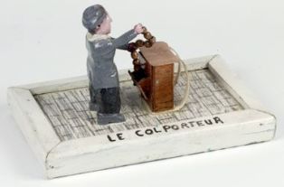 LE COLPORTEUR ; © photographe du musée