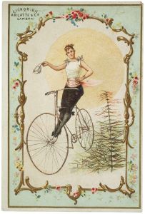 Femme à vélo en équilibre tenant une casquette blanche dans la main droite (titre factice) ; © Cliché H. Rouyer