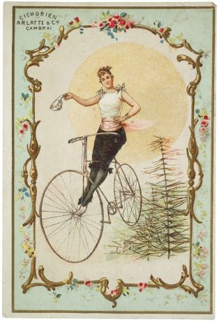 Femme à vélo en équilibre tenant une casquette blanche dans la main droite (titre factice) ; © Cliché H. Rouyer