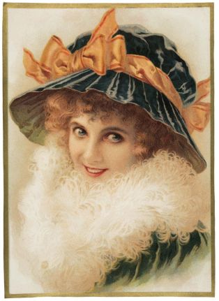 Femme en buste, de trois-quarts, avec chapeau bleu et noeud orange avec écharpe boa (titre factice) ; © Essy Erfani