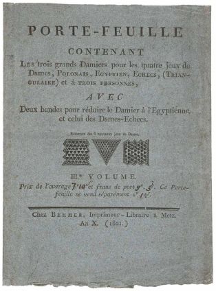 PORTE-FEUILLE / CONTENANT / LES trois grands Damiers pour les quatre jeux de / Dames, POLONAIS, EGYPTIEN, ECHECS (TRIAN-/GULAIRE) et A TROIS PERSONNES, (titre inscrit)