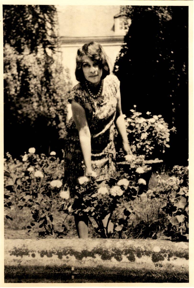 Aurore LAUTH-SAND dans son jardin
