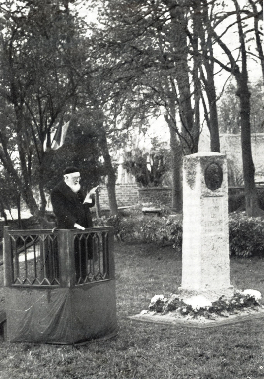 Joseph PIERRE prononçant son discours lors de l’inauguration du monument à Henri de Latouche à La Châtre le 8 avril 1934.