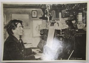 Maurice ROLLINAT au piano dans sa maison de Fresselines ; © Collections musée George Sand et de la Vallée Noire