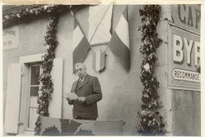 Pose de la plaque commémorative de Stanislas LIMOUSIN à Ardentes, M. le Maire d’Ardentes ; © Collections musée George Sand et de la Vallée Noire