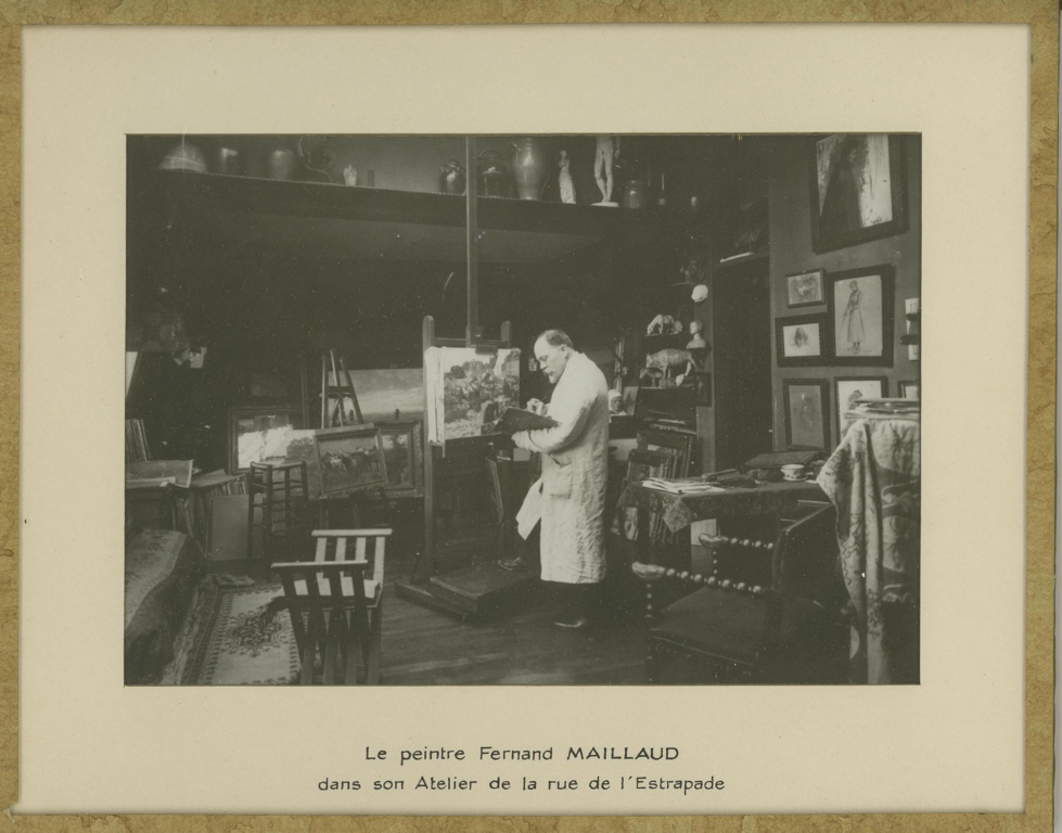 Le peintre Fernand MAILLAUD dans son atelier rue de l’Estrapade