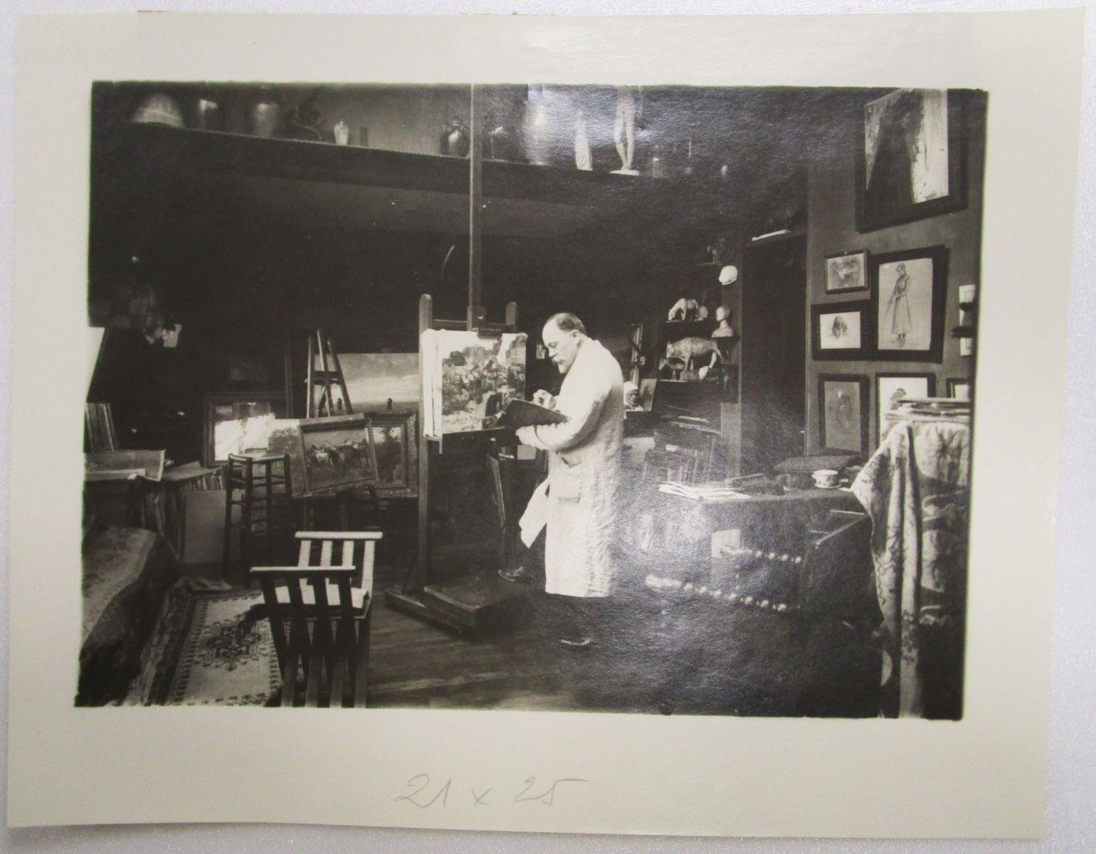 Le peintre Fernand MAILLAUD dans son atelier rue de l’Estrapade