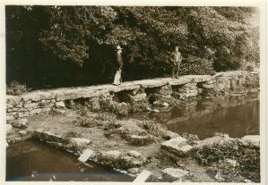 Passerelle près du bourg de Lacs avec Mr Louis MONTU et le Dr CHABENAT ; © Collections musée George Sand et de la Vallée Noire