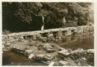 Passerelle près du bourg de Lacs avec Mr Louis MONTU et le Dr CHABENAT ; © Collections musée George Sand et de la Vallée Noire