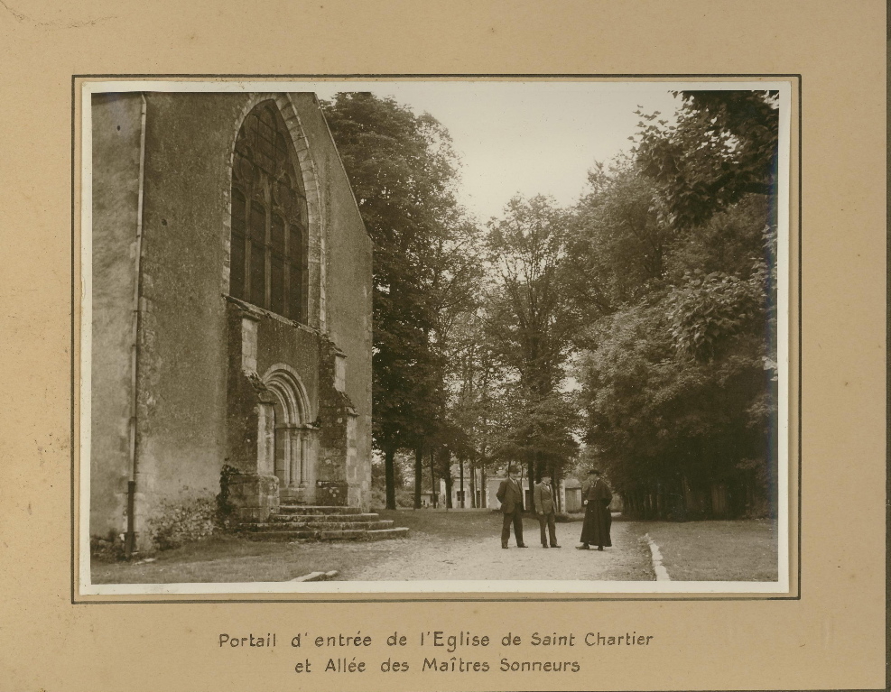 Portail d’entrée de l’Eglise de Saint-Chartier et allée des Maîtres sonneurs