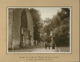 Portail d’entrée de l’Eglise de Saint-Chartier et allée des Maîtres sonneurs ; © Collections musée George Sand et de la Vallée Noire