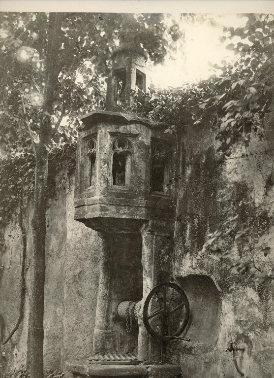 La Châtre vieux puits gothique