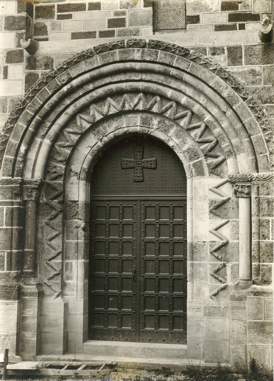 Petite porte de l’église de Châteaumeillant