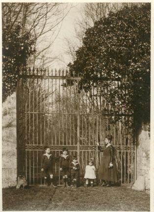 Les grilles d'entrée du château d’Ars ; © Collections musée George Sand et de la Vallée Noire
