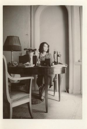 Aurore à son bureau Rue Jean Ferrandi ; © Collections musée George Sand et de la Vallée Noire