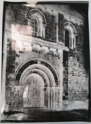 Négatif de la photographie : Ardentes (Indre) Eglise, porte et fenêtres face latérale nord ; © Collections musée George Sand et de la Vallée Noire