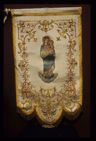 Bannière de la Vierge (congrégation des enfants de Marie) à rinceaux dorés ; © Collections musée George Sand et de la Vallée Noire