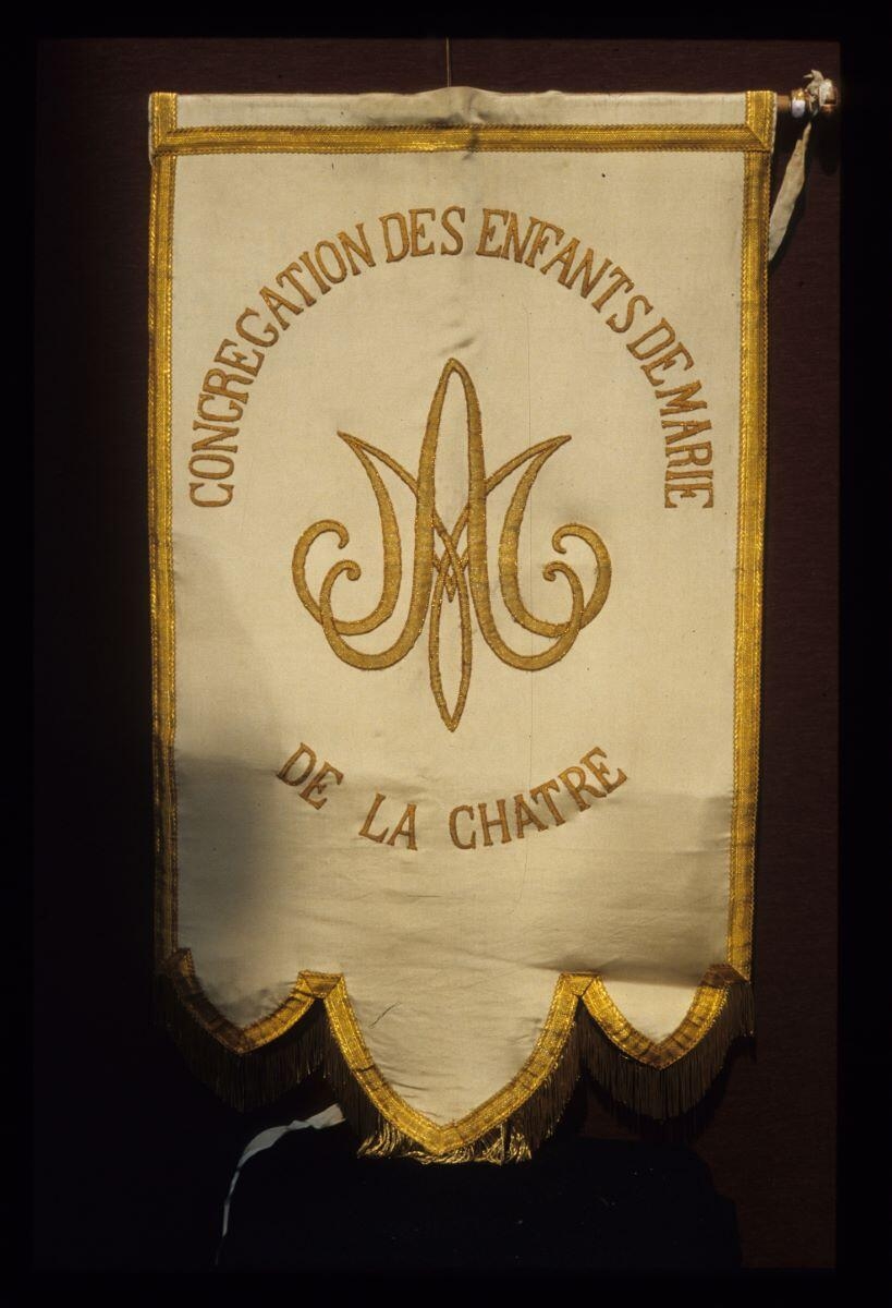 Bannière de la Vierge (congrégation des enfants de Marie) à rinceaux dorés