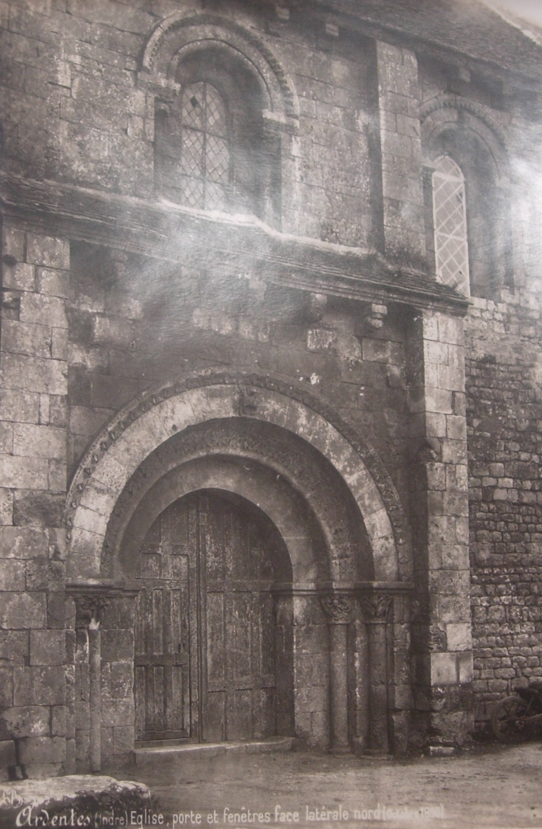 Ardentes (Indre) Eglise, porte et fenêtres face latérale nord