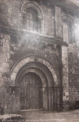 Ardentes (Indre) Eglise, porte et fenêtres face latérale nord ; © Collections musée George Sand et de la Vallée Noire