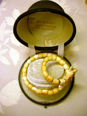Bracelet “ à la chimère ” en ivoire et rubis porté par George SAND ; © Collections musée George Sand et de la Vallée Noire