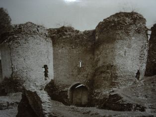 Les ruines du château de Cluis-Dessous ; © Collections musée George Sand et de la Vallée Noire