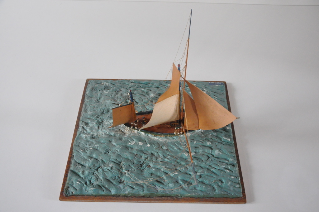 diorama ; thonier dundee en pêche