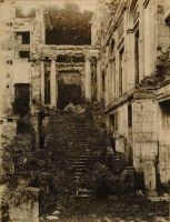 Escalier d'honneur du château de Saint-Cloud en ruine, en...