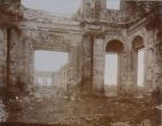 Vue intérieure du château de Saint-Cloud en ruine.